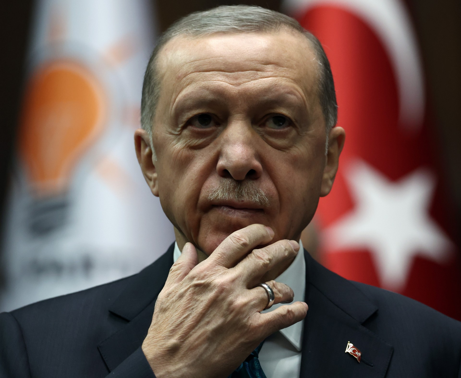 يدرك أردوغان أن الأزمة الاقتصادية المستمرة منذ ما يقرب من 3 أعوام، ستشكل تهديدًا على احتمالية فوزه بالانتخابات المقبلة